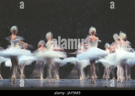 Royal Ballet in scena di neve di Sir Peter Wright's schiaccianoci. Musica: Pietr Ilyich Tchaikovsky Foto Stock