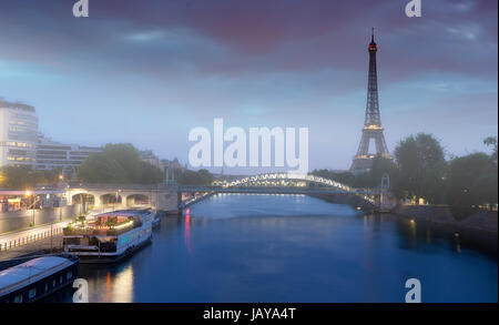 La mattina presto sul Fiume Senna con la vista sulla Torre Eiffel a Parigi, Francia Foto Stock