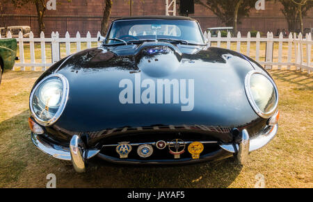 New Delhi, India - 6 Febbraio 2016: bella black Jaguar E-Type serie 1 (1961) convertibile sul display in corrispondenza della pistola 21 Salutate International Vintage C Foto Stock