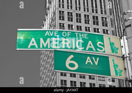 Indicazioni stradali per la sesta Avenue (Ave delle Americhe) in Manhattan (New York City). Spruzzi di colore immagine traducano. Foto Stock
