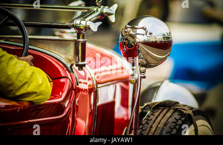 Maggiore Noida, Uttar Pradesh, India - 7 Febbraio 2016: questa annata auto era in esecuzione sulla F1 via alla pistola 21 Salute Internazionale di auto d'Epoca Ra Foto Stock