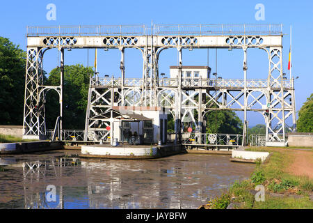 Boat Lift n. 2 (aperto nel 1917) al Canal du Centre a Houdeng-Aimeries in Belgio Foto Stock