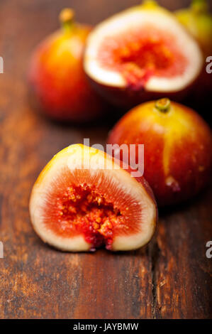 Fichi freschi macro closeup su vecchie di pannelli di legno Foto Stock