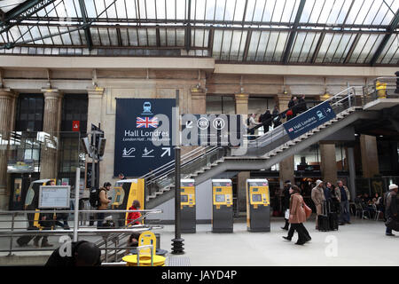 La scala mobile per la Hall di Londra alla stazione Gare du Nord, la stazione ferroviaria per viaggiatori in Eurostar e a nord della Francia. Foto Stock