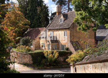 Piuttosto staccato Cotswold cottage, Mickleton vicino a Chipping Campden, Gloucestershire, Inghilterra. Foto Stock