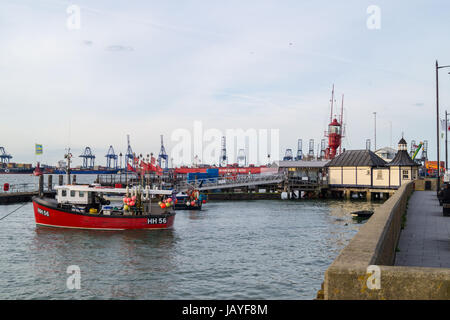 Hapenny Pier, Harwich waterfront e Felixstowe contenitore porta, Harwich Essex Inghilterra Foto Stock