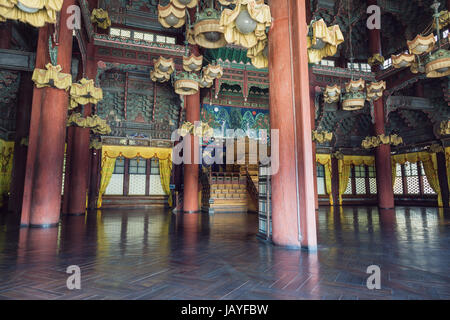 Gli antichi Re al trono Injeongjeon Hall del Palazzo di Changdeokgung Foto Stock