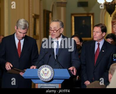 Stati Uniti Senato leader della minoranza Chuck Schumer di New York durante una conferenza stampa in Campidoglio il 7 febbraio 2017 a Washington, DC. In piedi accanto ad Schumer sono: Sen. Sheldon Whitehouse, sinistro e il senatore Richard Blumenthal, destra. Foto Stock