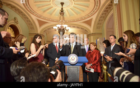 Stati Uniti Il Sen. Sherrod Brown del Rhode Island parla ai giornalisti durante una leadership democratica news conferenza sulla Capitol Hill 2 Maggio 2017 a Washington, DC. In piedi accanto ad Schumer da sinistra a destra sono: Sen. Joe Manchin del West Virginia, Sen. Bob Casey della Pennsylvania e del Sen. Heidi Heitkamp del North Dakota. Foto Stock