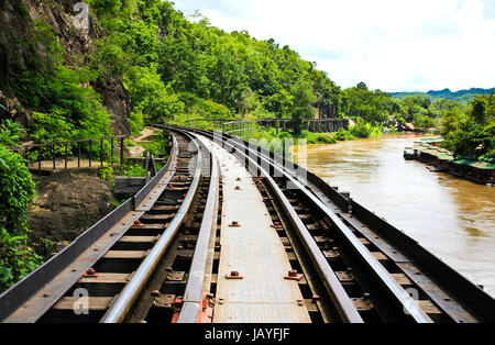 Stazione ferroviaria morto accanto a cliff, lungo il fiume Kwai in Thailandia Foto Stock