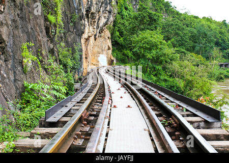 Stazione ferroviaria morto accanto a cliff, lungo il fiume Kwai in Thailandia Foto Stock