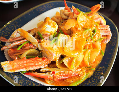 Cucina Thai,granchi fritti con il curry in polvere Foto Stock