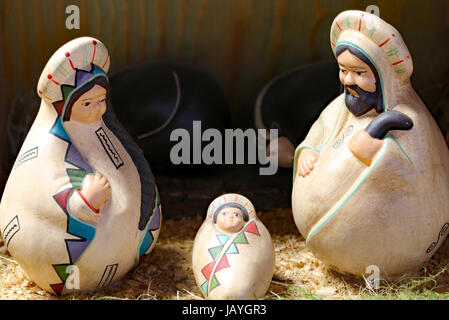 Presepe con la Sacra Famiglia in stile latinoamericano con Gesù bambino Foto Stock