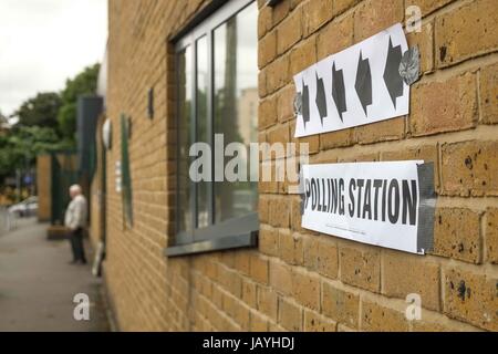 Woolwich, UK. Il giorno 08 Giugno, 2017. Stazione di polling a Woolwich Sud-Est di Londra apre la gente per il loro voto nelle elezioni generali britanniche. (Foto: Claire Doherty/Pacific Stampa) Credito: PACIFIC PRESS/Alamy Live News Foto Stock