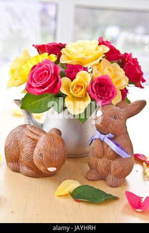 Kleine Hasen und frische Blumen zu Ostern Foto Stock