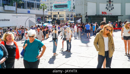 I turisti a guardare il handprints e impronte sul pavimento del Teatro Cinese di Hollywood - Los Angeles - California Foto Stock