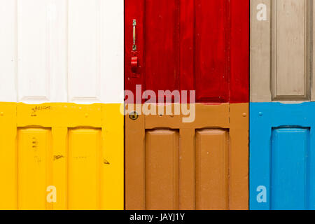 Vivacemente colorato porte su un edificio in Malta formando un abstract il picchiettio di colore Foto Stock