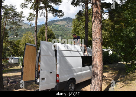 Nate a lavorare sulla sua vettura. Incontrare l'uomo che ha convertito il suo furgone in un off-grid camper in non più di diciassette giorni. Immagini evocative e le riprese mostrano autonomi Nate Murphy (32), originariamente da San Dominick, Cornwall, Regno Unito, lavorando sul suo cargo FURGONE come egli trasforma il bianco veicolo Ford in un camper in modo che egli è in grado di percorrere la strada. Nate è attualmente in Yosemite in California, e è un professionista di rocciatore. Egli ha detto di aver sempre avuto l idea e la voglia di costruire il proprio camper e l'idea di divenne pratica quando ha iniziato a viaggiare a tempo pieno per la sua scalata su roccia avventure. Nate Foto Stock