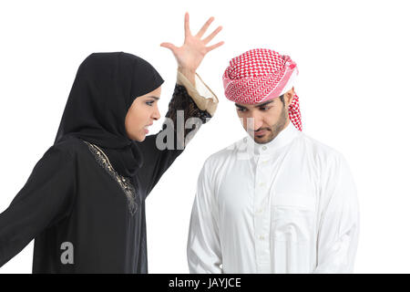 Arab giovane con una donna sostenendo a suo marito isolato su uno sfondo bianco Foto Stock