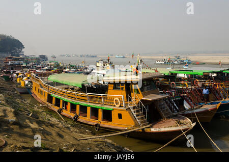 Barche, Fiume Ayeyarwady, Mandalay Myanmar Foto Stock