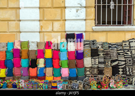 Sacchetti di Souvenir per vendere a Cartagena, Colombia. Lo stile è tipico degli Indiani Wayuu Foto Stock