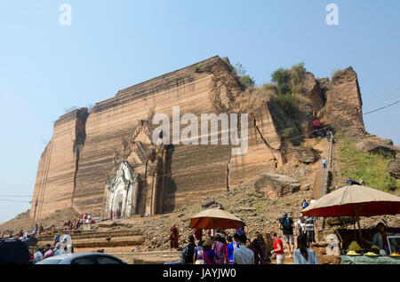 Base del grande tempio, Pa Hto Gyi Taw, Mingun, vicino a Mandalay, Myanmar Foto Stock