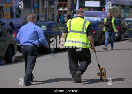 Geometra, ruota con ghiera cliccabile, hodometer, waywiser, trundle ruota, ruota di misurazione o carrozzina essendo utilizzato per misurare la strada di George Square Foto Stock