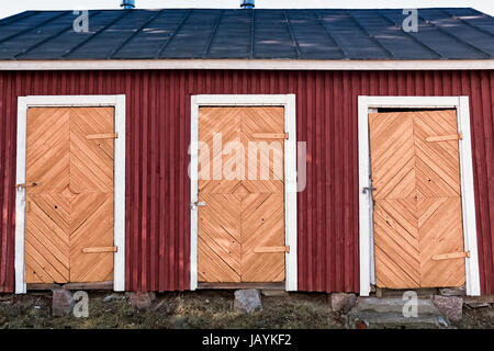 Tre porte di un vecchio edificio in legno presso la rocca area in Lappeenranta, Finlandia. La zona è piena di vecchi edifici e i dettagli come questo. Foto Stock