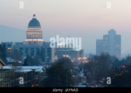 Una collina fornisce scenic si affacciano per la captal e il centro cittadino di Salt Lake City Foto Stock