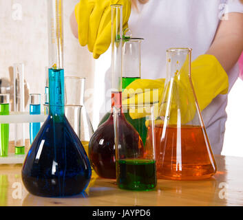 La scuola dei bambini facendo scienza chimica esperimento Foto Stock