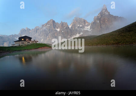 Twilight a Baita Segantini, Dolomiti, Italia. Foto Stock