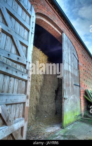 Grandi doppie porte impostato in mattoni costruito fienile, Worcestershire, Inghilterra. Foto Stock