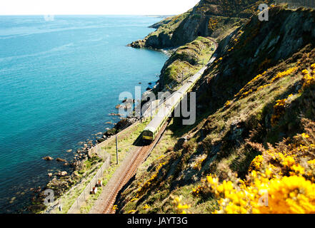 Il Cliff Walk è un cammino lineare tra Bray e Greystones, seguendo la linea ferroviaria lungo le scogliere di Bray testa. Questo ben tenuto a piedi offrono incredibili e vedute suggestive lungo scogliere a picco nel mare d'Irlanda. Prendete uno dei numerosi treni per tornare al punto di partenza . Foto Stock