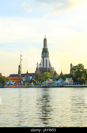 Wat Arun, il tempio dell'alba, sorge sul fiume Chao Phraya a Bangkok in Tailandia Foto Stock