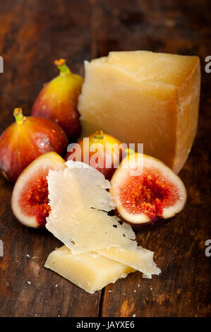 Italiano di formaggio pecorino e fichi freschi macro closeup su vecchie di pannelli di legno Foto Stock