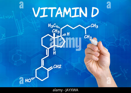 Mano zeichnet chemische Strukturformel von vitamina D Foto Stock