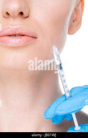 Vista parziale di donna getting botox injecton su bianco Foto Stock