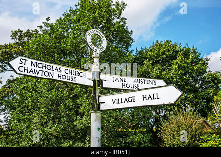 Il cartello che puntano a autore Jane Austen's House nel villaggio di Chawton Hampshire; Wegweiser zum Haus von Jane Austen Foto Stock