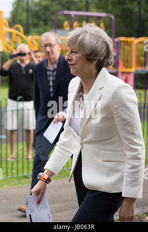 Sonning, UK. 8 Giugno, 2017. Il primo ministro Theresa Maggio arriva al suo locale stazione di polling con suo marito Filippo di votare alle elezioni generali. Credito: Mark Kerrison/Alamy Live News Foto Stock