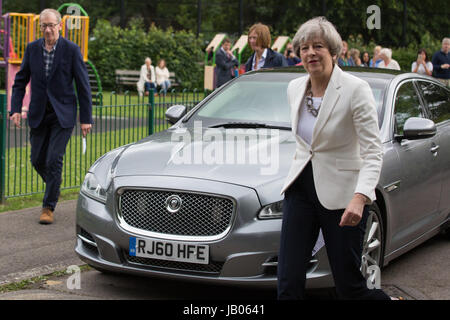 Sonning, UK. 8 Giugno, 2017. Il primo ministro Theresa Maggio arriva al suo locale stazione di polling con suo marito Filippo di votare alle elezioni generali. Credito: Mark Kerrison/Alamy Live News Foto Stock