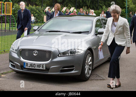 Sonning, UK. 8 Giugno, 2017. Il primo ministro Theresa Maggio arriva al suo locale stazione di polling con suo marito Filippo di votare alle elezioni generali. Credito: Mark Kerrison/Alamy Live News Foto Stock