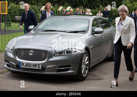 Sonning, UK. 8 Giugno, 2017. Il primo ministro Theresa Maggio arriva al suo locale stazione di polling con suo marito Filippo di votare alle elezioni generali. Credito: Mark Kerrison/Alamy Live News Foto Stock