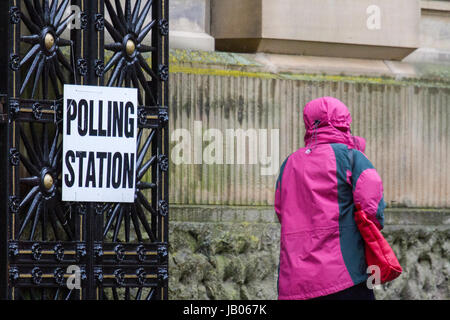 Preston, Lancashire, 8 giugno 2017. Elezione generale. Gli elettori fuori di testa nel terribile meteo per esprimere il loro voto nelle elezioni generali che si terranno presso il County Hall nel centro della citta' di Preston. Credito: Cernan Elias/Alamy Live News Foto Stock