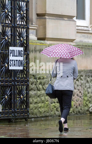 Preston, Lancashire, 8 giugno 2017. Elezione generale. Gli elettori fuori di testa nel terribile meteo per esprimere il loro voto nelle elezioni generali che si terranno presso il County Hall nel centro della citta' di Preston. Credito: Cernan Elias/Alamy Live News Foto Stock