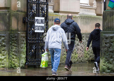 Preston, Lancashire, 8 giugno 2017. Elezione generale. Gli elettori fuori di testa nel terribile meteo per esprimere il loro voto nelle elezioni generali che si terranno presso il County Hall nel centro della citta' di Preston. Credito: Cernan Elias/Alamy Live News Foto Stock