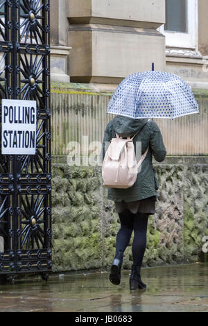 Preston, Lancashire, 8 giugno 2017. Elezione generale. Gli elettori fuori di testa nel terribile meteo per esprimere il loro voto nelle elezioni generali che si terranno presso il County Hall nel centro della citta' di Preston. Credito: Cernan Elias/Alamy Live News Foto Stock