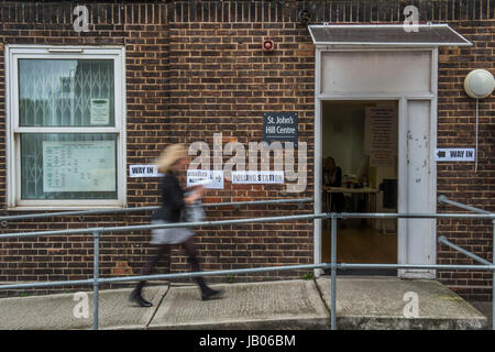 Londra, Regno Unito. 8 Giugno, 2017. Il Peabody estate vicino al Clapham Junction - Persone di arrivare presto e in grandi numeri ai seggi elettorali per le elezioni generali, nella zona a Wandsworth. Londra 08 Giugno 2017. Credito: Guy Bell/Alamy Live News Foto Stock