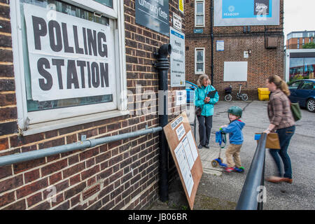 Londra, Regno Unito. 8 Giugno, 2017. Persone portano i loro bambini prima della scuola al Peabody estate vicino al Clapham Junction - Persone di arrivare presto e in grandi numeri ai seggi elettorali per le elezioni generali, nella zona a Wandsworth. Londra 08 Giugno 2017. Credito: Guy Bell/Alamy Live News Foto Stock