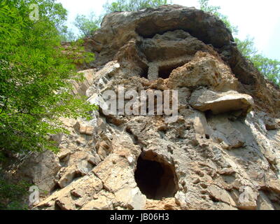 Beijing, Pechino, Cina. 8 Giugno, 2017. Pechino, Cina-8 Giugno 2017: (solo uso editoriale. Cina OUT) .Zhoukoudian, noto anche come Choukoutien, è un sistema di cave a Pechino in Cina. Esso ha dato molte scoperte archeologiche, tra cui uno dei primi esemplari di Homo erectus, doppiato Pechino uomo, e di un raffinato assemblaggio di ossa del gigantesco iena Pachycrocuta brevirostris. Credito: SIPA Asia/ZUMA filo/Alamy Live News Foto Stock