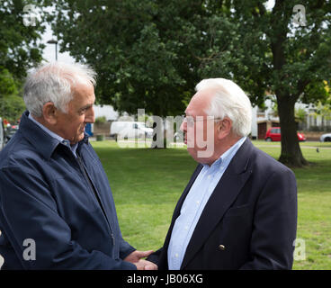 Chislehurst,UK,8 Giugno 2017,Bob Neill MP per Bromley e Chislehurst assiste Chislehurst Seggio di voto il giorno delle elezioni. Essi sono aperti da 7am fino a 10pm.©Keith Larby/Alamy Live News Foto Stock